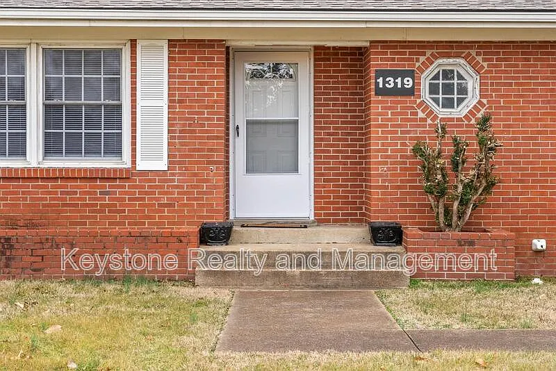3 bed, 2.0 bath, 2080 sqft, $1,600 — Photo 2
