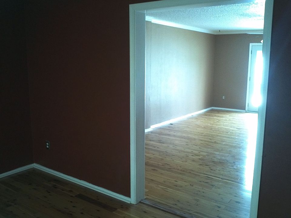 2nd image of 2331 Oxford Pl