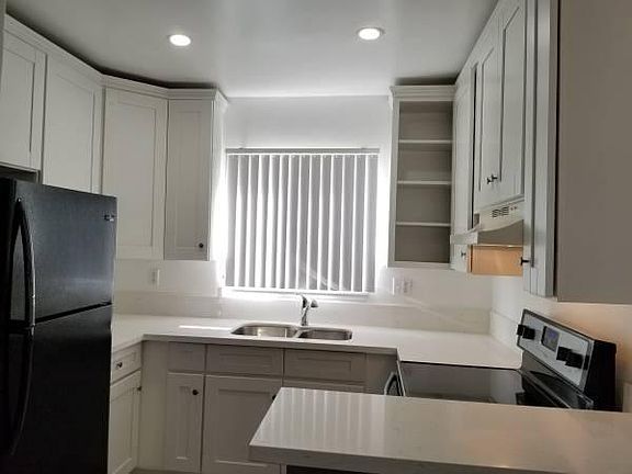 4th image of 139 S Avenue 55 APT 17