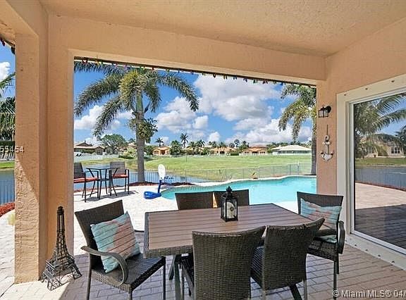 ENTERTAIN YOUR GUESTS AND FAMILY WITH LOTS OF BBQ'S!!!....ENJOY HAVING YOUR MORNING COFFEE AND READING THE PAPER OUTSIDE IN THE 