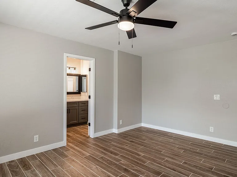 2883 E Oakland Ct — Photo 16