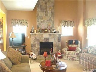 3rd image of 52 Stoneleigh Dr