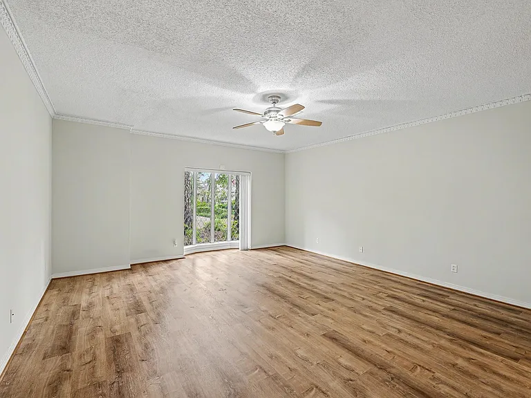 10811 Hunters Forest Dr — Photo 15