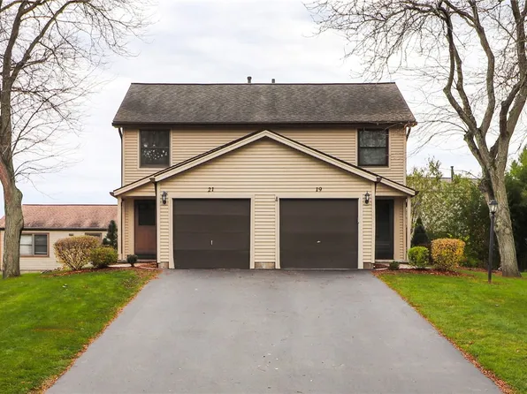21 Devonshire Cir, Penfield, NY 14526