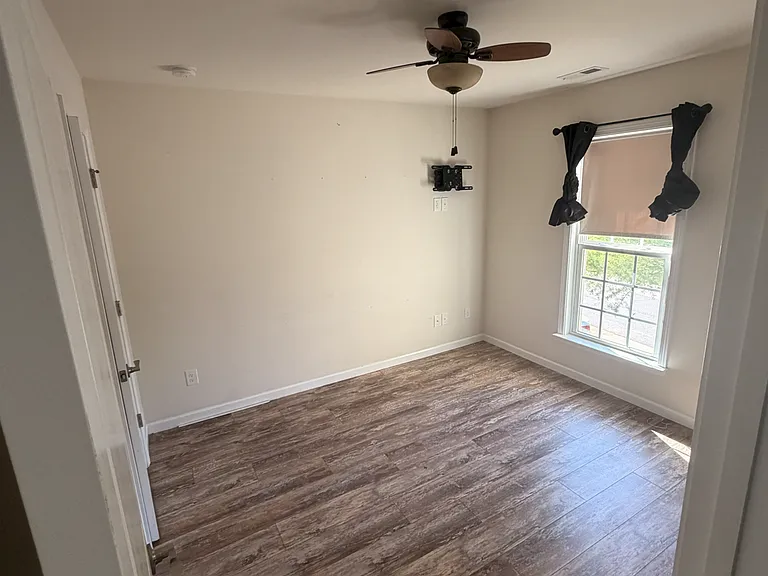 2426 Royal York Ave — Photo 9