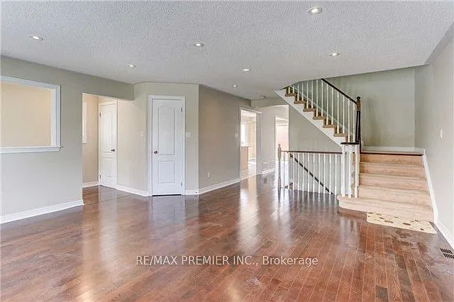 3080 Highbourne Cres — Photo 6