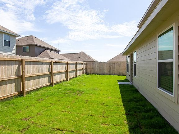 4th image of 1015 Marquis Dr