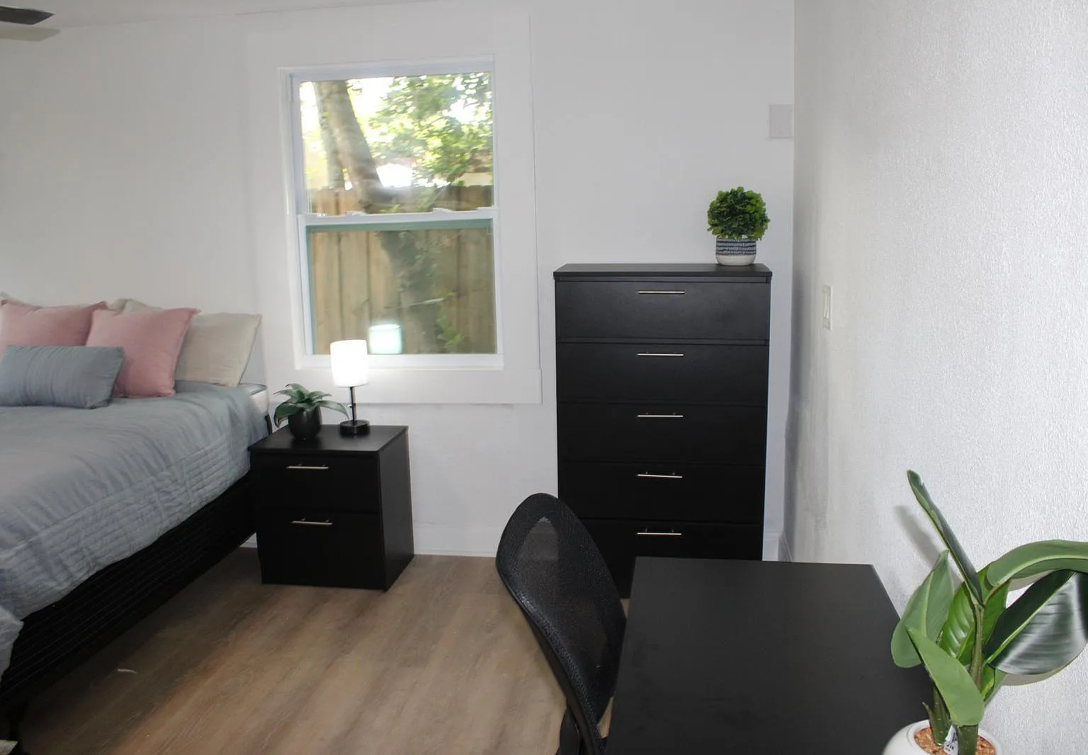 4 bed, 5.0 bath, 2000 sqft, $910 — Photo 4