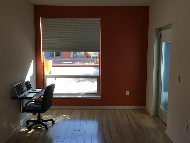 Living room (day)