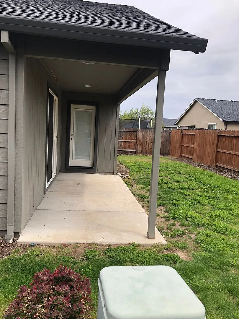 3 Bedroom 2 Bath Home — Photo 2