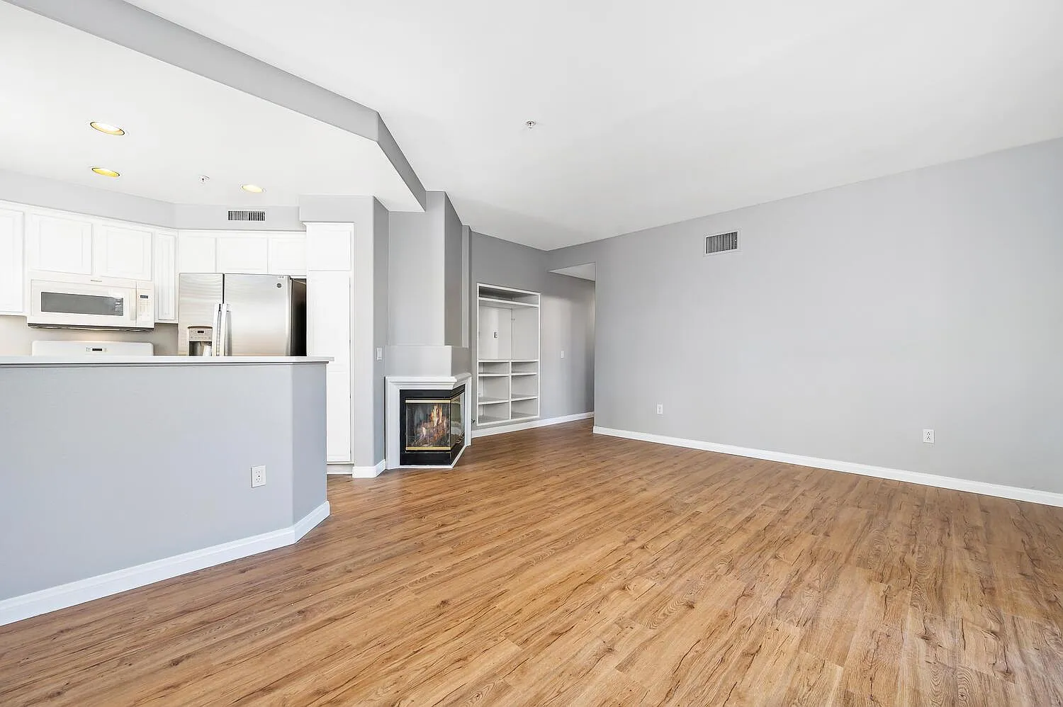 2 bed, 1000 sqft, $3,400 — Photo 2