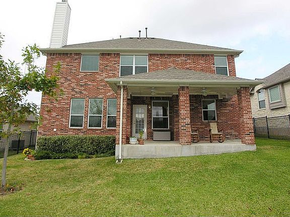 Large covered back porch with Fans/ Perfect entertaining or relaxing