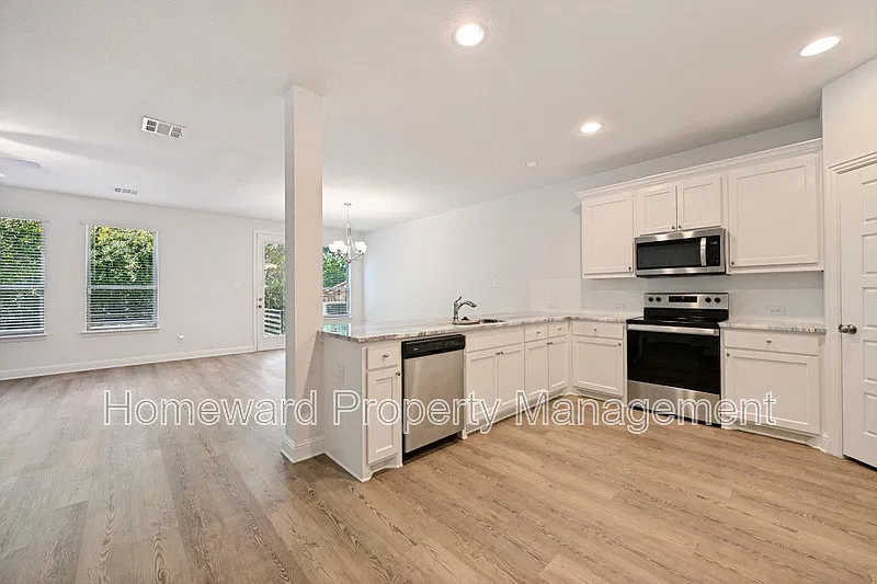 3 bed, 2.0 bath, 2335 sqft, $2,900 — Photo 4