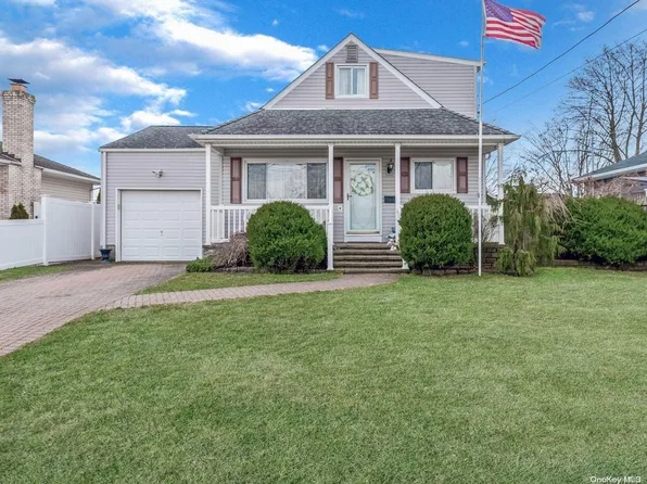 1014 N Clinton Avenue, Lindenhurst, NY 11757