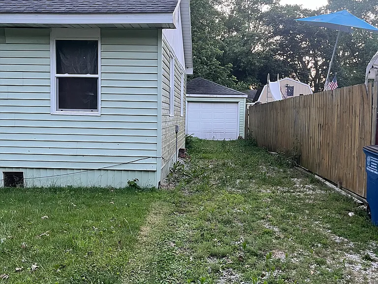F St — Photo 11