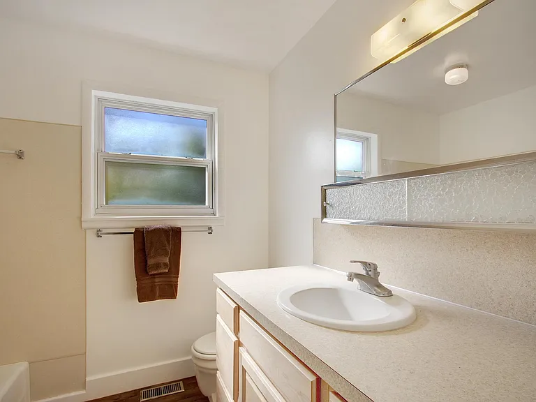 2213 E Thomas St #2213 — Photo 6
