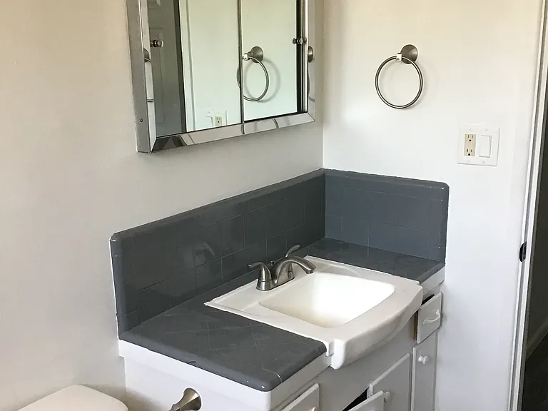 864 E Silver St — Photo 12