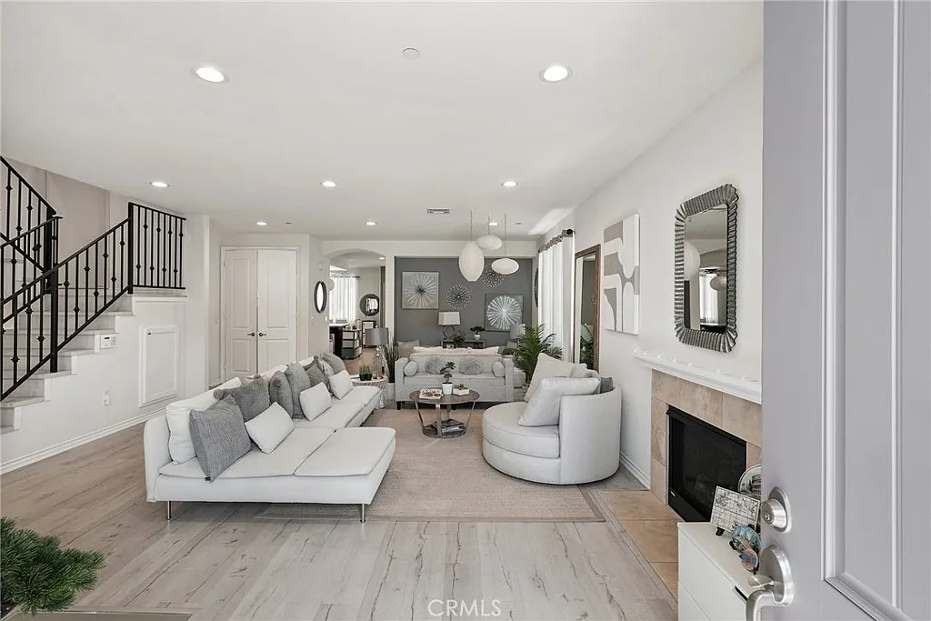3 bed, 2.5 bath, 2200 sqft, $4,800 — Photo 3