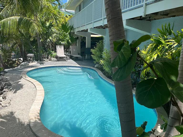 1050 Gulf Dr — Photo 2