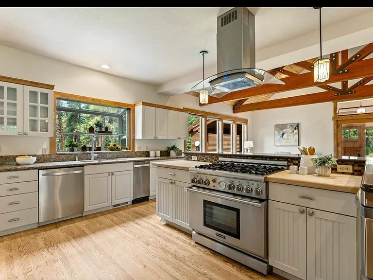 10915 Royal Crest Dr — Photo 5
