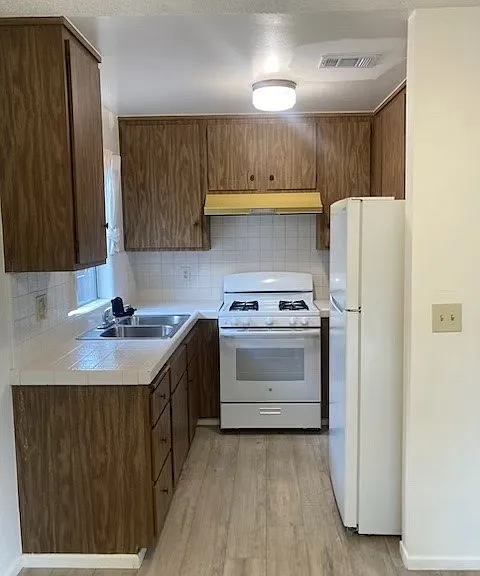 1049 Hewitt St — Photo 4