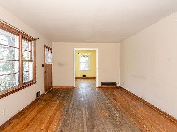 3rd image of 105 Larose Cir SE