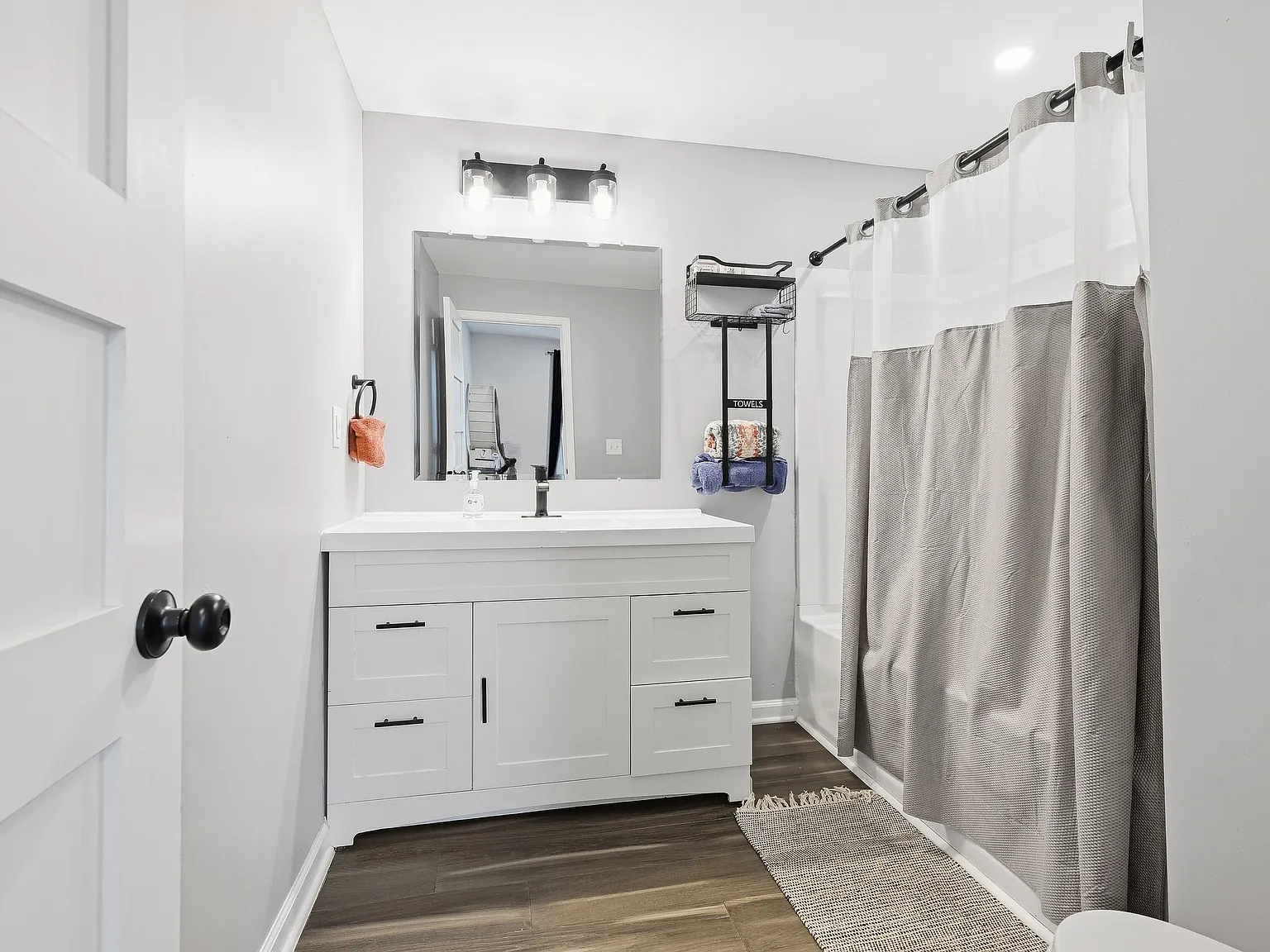 2 bed, 850 sqft, $1,350 — Photo 3