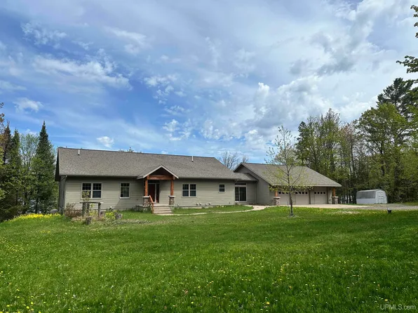 23 Chipman Dr, Ishpeming, MI 49849