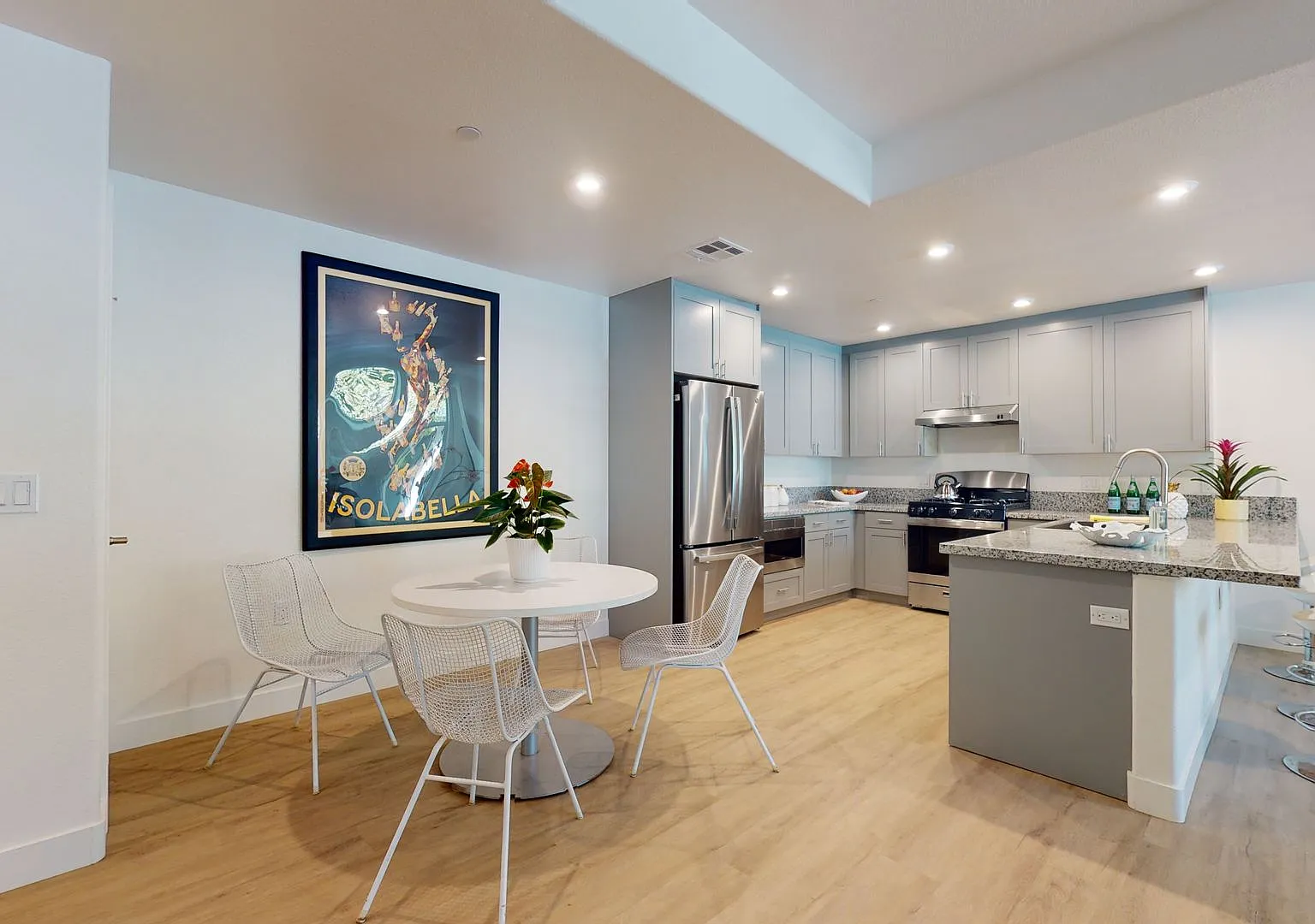 Newly Constructed 3x2 with direct entry private garage & central AC and heat — Photo 1