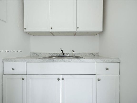 3rd image of 823-825 NW 9th St