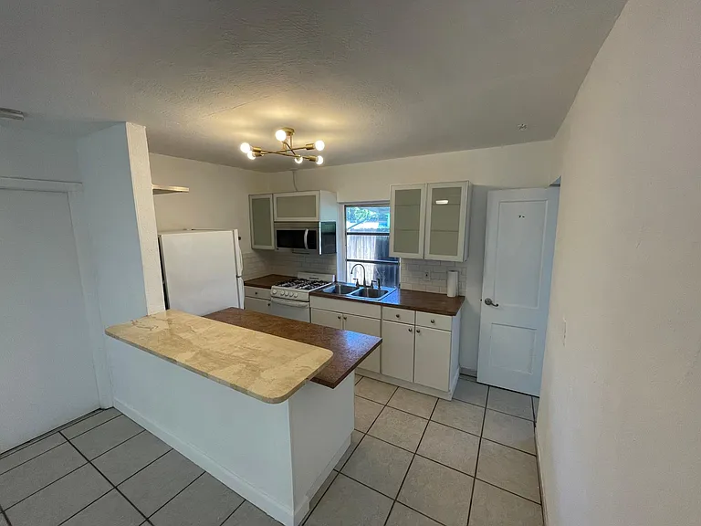 1425 Madison St #C — Photo 15