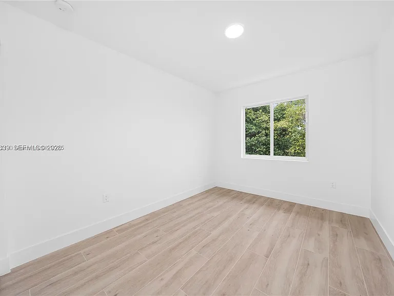 32 NW 14th Ave #4 — Photo 16