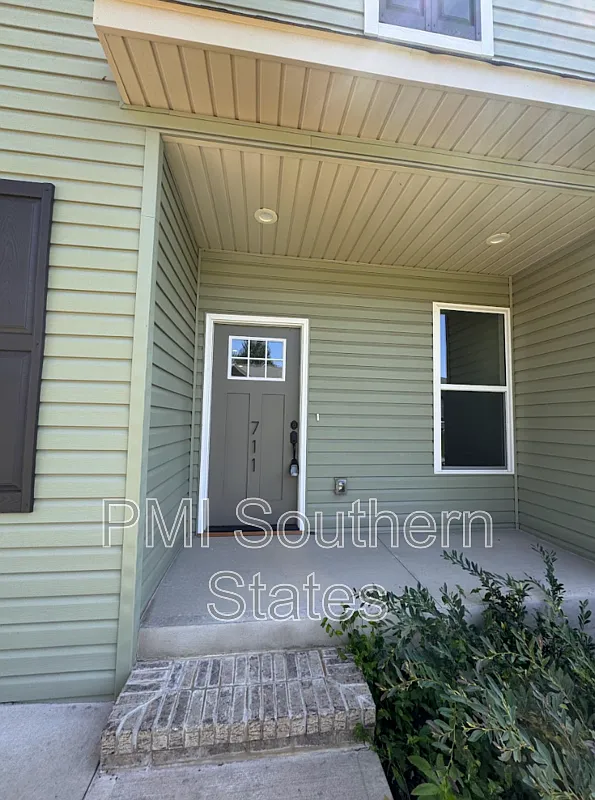 5 bed, 3.5 bath, 2500 sqft, $3,150 — Photo 2