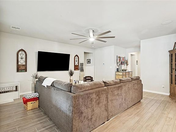 4th image of 40207 Sedgwick Ln