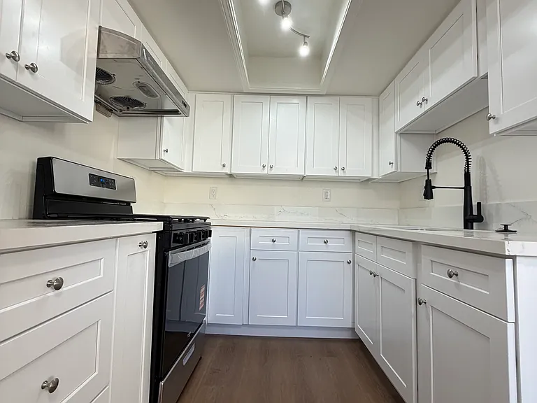 5260 Huntington Dr S #202 — Photo 4