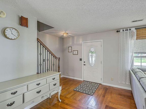 3rd image of 203 Thames Ave