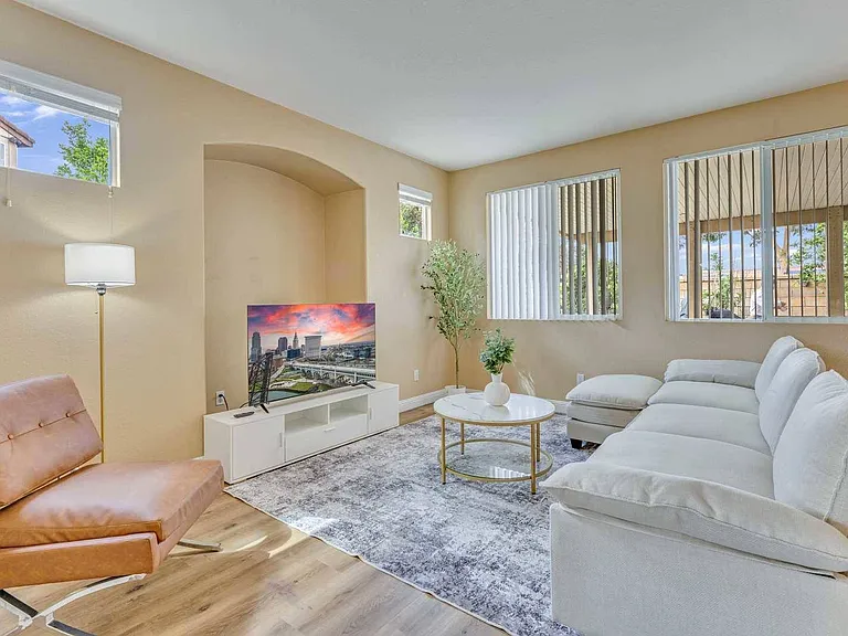 7476 Peppertree Ln — Photo 8