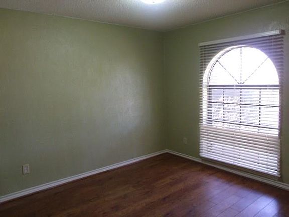 2nd image of 1544 Glenhill Ln
