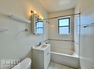 734 W Roscoe St, Chicago, IL 60657