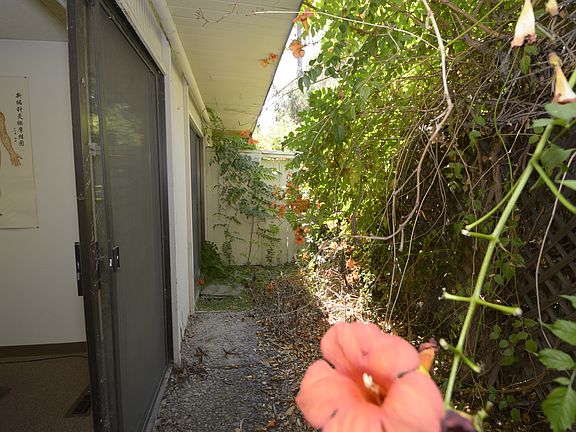 5th image of 428 W Shaw Ave
