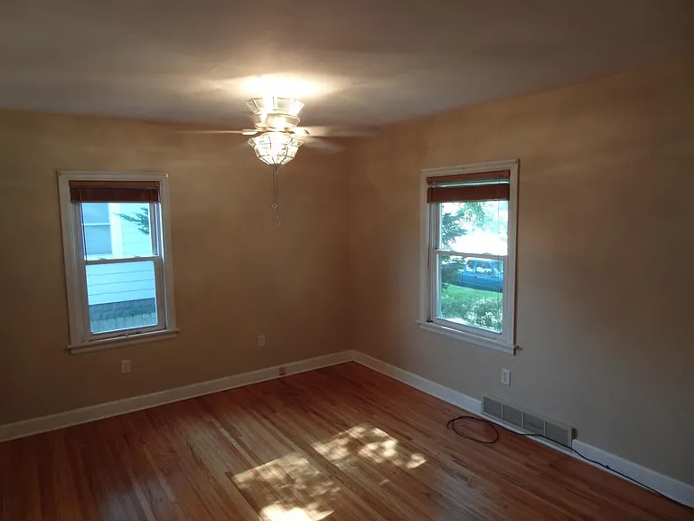 Living Room w/o furniture