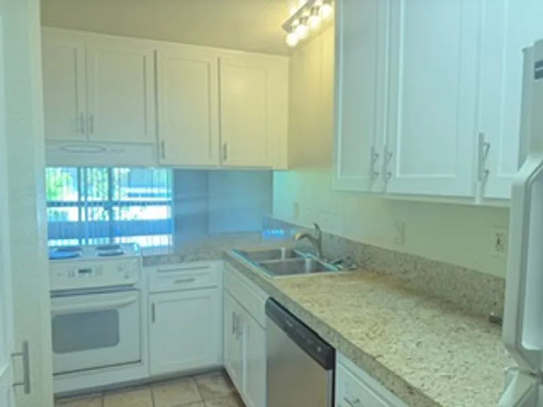 1642 E Hillcrest Dr — Photo 2