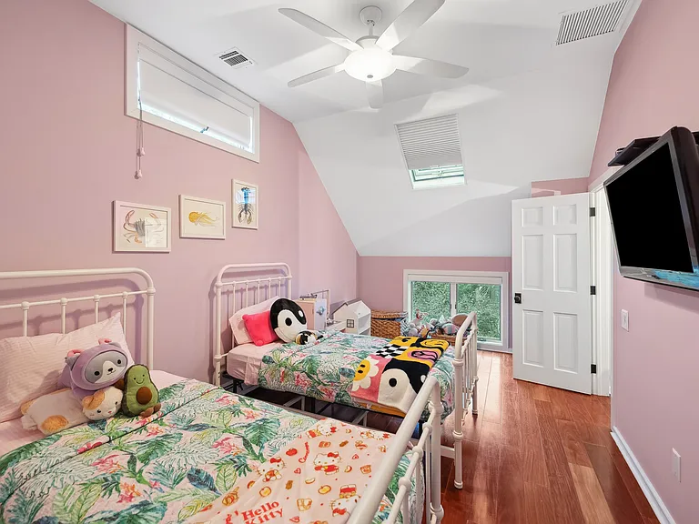 54 Manor Ln S — Photo 15