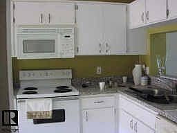 Open Kitchen w/breakfast bar