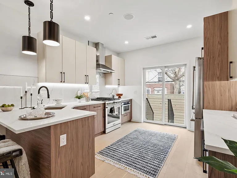 2209 Montrose St — Photo 3