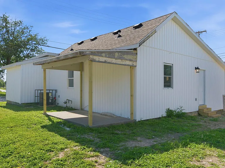 1339 E Division St — Photo 22