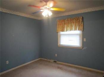 3rd image of 401 NE Noeleen Ln