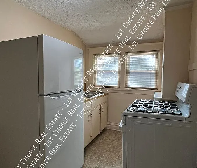 1021-2 N Walnut St — Photo 2