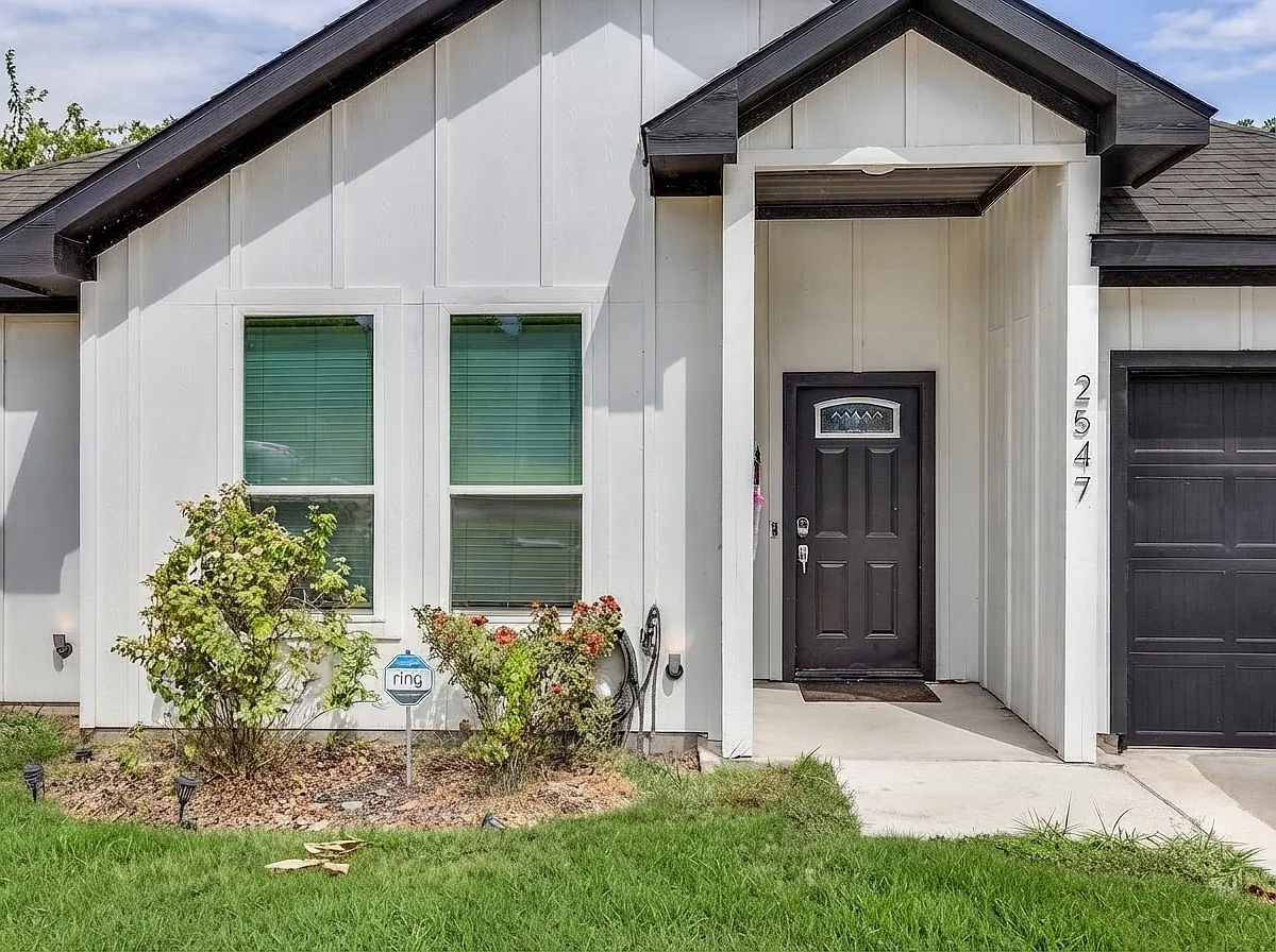 4 bed, 1689 sqft, $2,450 — Photo 2
