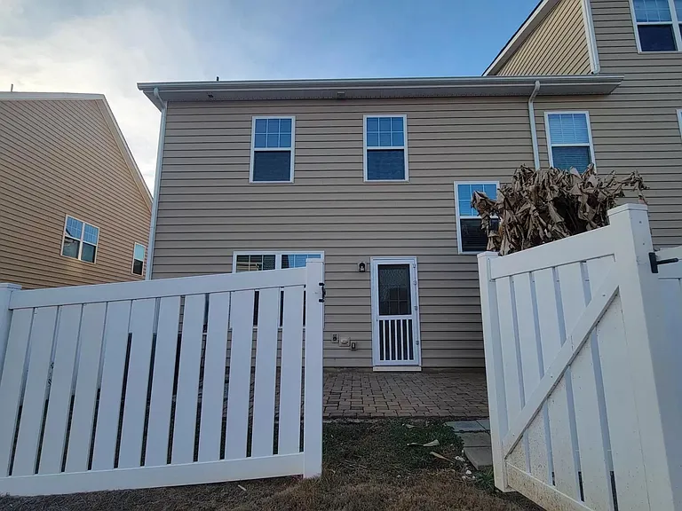 107 Dellbrook Streetunit E — Photo 23